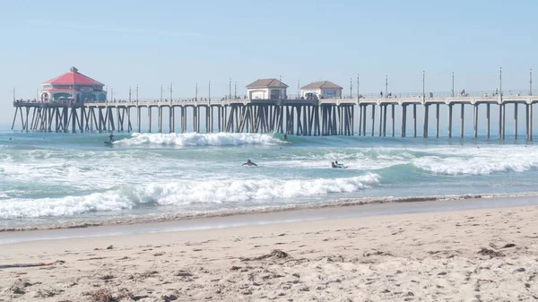 ハンティントンビーチ カリフォルニア州 12月2020 人々は海の波でサーフィン 海岸の桟橋 ビーチフロントのボードウォークにあるルビーダイナー オレンジ郡ロサンゼルス近くのビーチでの休暇 — ストック写真