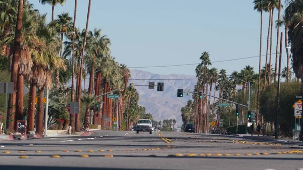 美国加州棕榈泉 2020年12月20日 洛杉矶附近的街道交通 道路上的汽车 城市交通 棕榈峡谷驱动器 暑假度假胜地 高山沙漠绿洲 — 图库照片