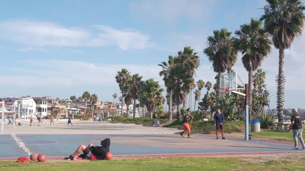San Diego Califórnia Eua Novembro 2020 Jovens Jogam Basquete Praia — Fotografia de Stock