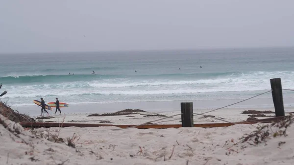 Monterey Califórnia Eua Dez 2020 Surfistas Com Pranchas Surf Praia — Fotografia de Stock