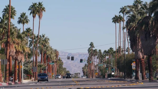 パームスプリングス カリフォルニア州 2020年12月20日 通りの交通 道路を走行する車 ロサンゼルス近郊の都市での輸送 パームキャニオンドライブ 夏休みリゾート 山の砂漠の谷のオアシス — ストック写真