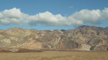 Ölüm Vadisi 'ne yolculuk, Artists Palette Drive, California USA. Otostop çekerek Amerika 'ya gitmek. Otoyol, renkli çıplak dağlar ve kurak iklim yabanı. Arabadan görüntü. Nevada 'ya yolculuk