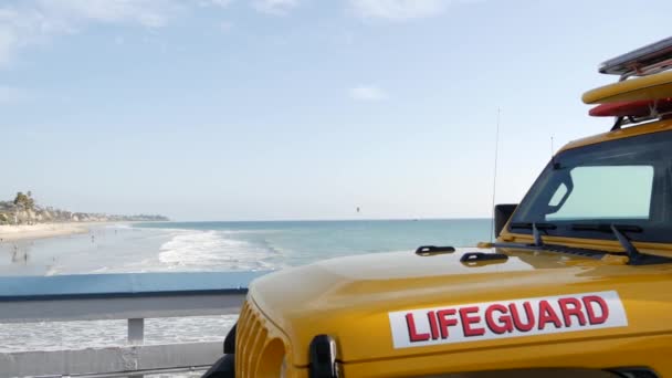 Κίτρινο αυτοκίνητο ναυαγοσώστη, ωκεάνια παραλία Καλιφόρνια ΗΠΑ. Διάσωσης pick up φορτηγό, σωσίβιες όχημα. — Αρχείο Βίντεο