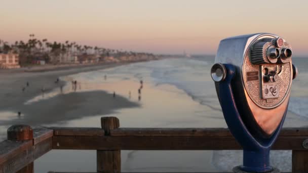 Metallic stationary observation tower teropong teropong California pier USA. Teleskop yang dioperasikan koin — Stok Video