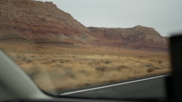 Autókirándulás Grand Canyonba, Arizona USA, autóval Utah-ból. 89-es út. Stoppolás utazik Amerikában, helyi utazás, vad nyugati nyugodt légkör indián földek. Autós szélvédőn keresztüli országúti kilátás — Stock videók