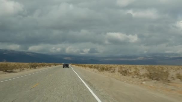 Autókirándulás Death Valley-be, autókázás Kaliforniában, USA. Stoppolok, Amerikába utazom. Autópálya, hegyek és száraz sivatag, száraz éghajlati vadon. Személyszállító POV a kocsiból. Utazás Nevadába — Stock videók