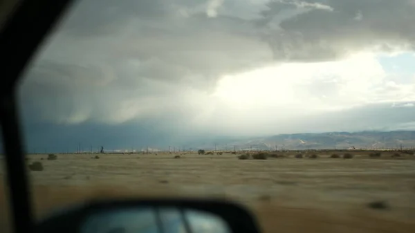 Kör bil, bilresa i Kalifornien, USA, vy från bilen. Liftar i USA. Highway, berg och molnig dramatisk himmel före regn storm. Amerikanskt naturskönt. Passagerare POV — Stockfoto