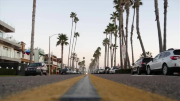 Defocused road with palm trees in California, tropical ocean beach. Los Angeles Hollywood aesthetic. — Stock Photo, Image