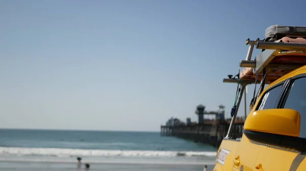 Coche salvavidas amarillo, playa del océano California USA. Camioneta de rescate, vehículo salvavidas. — Foto de Stock