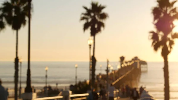Mensen lopen, houten pier in Californië USA. Oceanside waterkant vakanties toeristisch resort. — Stockfoto