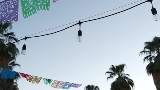 Panji picado berlubang Meksiko, bendera festival, karangan bunga tisu kertas. — Stok Video