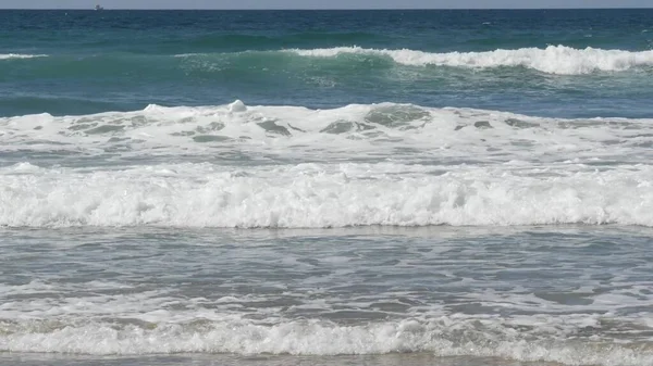 Pacific ocean big waves splashing, California coast seascape USA. Water surface texture and sea foam — Stock Photo, Image