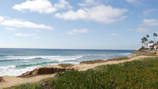 Zeegezicht punt, Californië kust Verenigde Staten. Oceaanvloed, blauwe zeegolf kijkt uit. IJsplant sappig. — Stockfoto