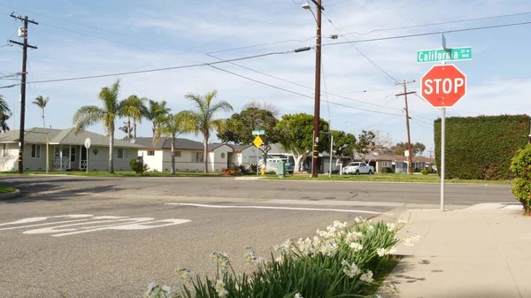 California 'nın banliyö sokağındaki evler. Genel binalar, Los Angeles yakınlarındaki yerleşim yerleri.. — Stok fotoğraf