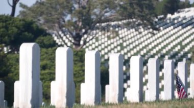 Mezar taşları ve Amerikan bayrağı, ABD 'deki ulusal askeri mezarlık..