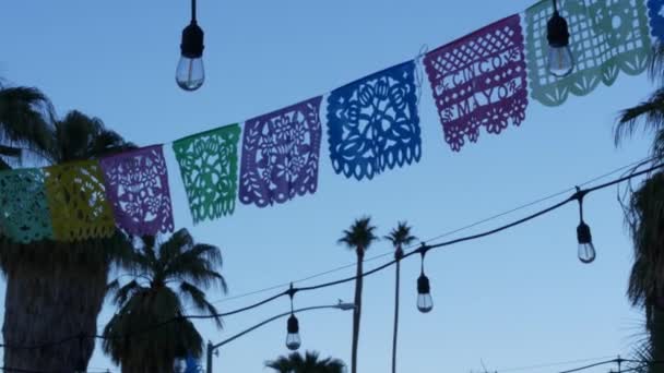 Banner de papel picado perfurado mexicano, bandeiras do festival, guirlanda de tecido de papel. — Vídeo de Stock