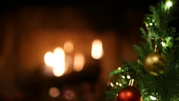 Las luces del árbol de Navidad por el fuego en la chimenea, Nochevieja o decoración de Navidad. — Vídeos de Stock