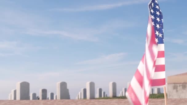 Pedras tumulares e bandeira americana, cemitério memorial militar nacional nos EUA. — Vídeo de Stock