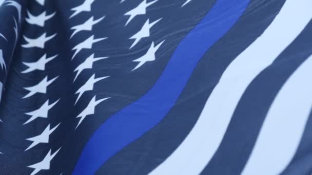 Czarny biały amerykański monochromatyczna flaga z niebieskim paskiem lub linii, wsparcie policji. — Wideo stockowe