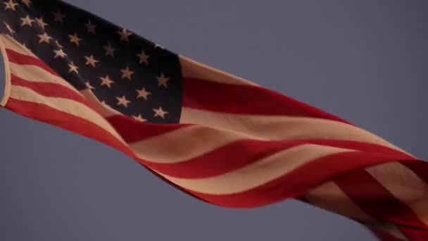 미국의 국기가 바람에 흔들렸습니다. 깃대에 바람을 타고 나르는 국가 상징물의 물결. — 비디오