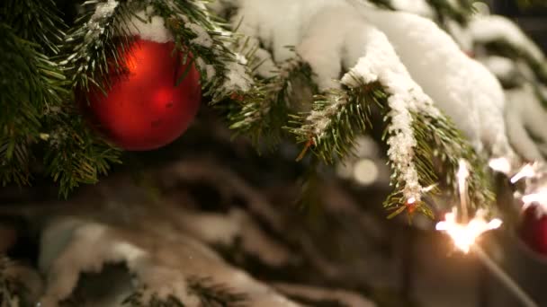 Wunderkerzen brennen, Weihnachtsbaum im Schnee, Silvester oder Weihnachten Bengallicht — Stockvideo