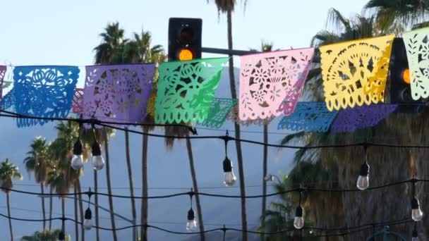 Meksika delikli papel picado bayrağı, festival bayrakları, kağıt mendil çelengi. — Stok video