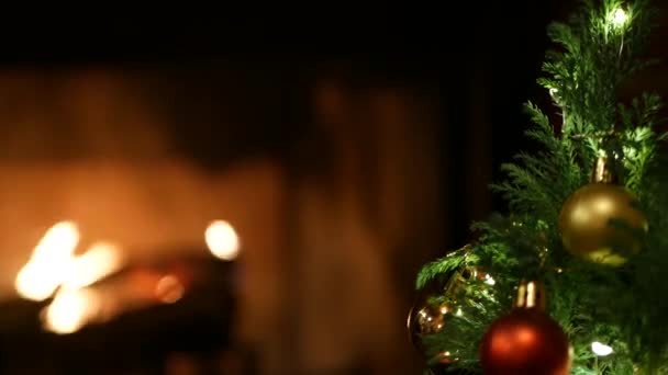 Рождественские елки огни в камине, Новый год или Рождество украшения. — стоковое видео