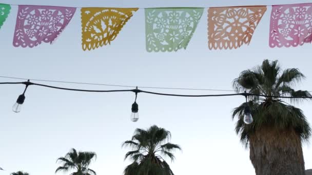 Mexická perforovaná papežská vlajka na pikadu, festivalové vlajky, papírové věnce. — Stock video