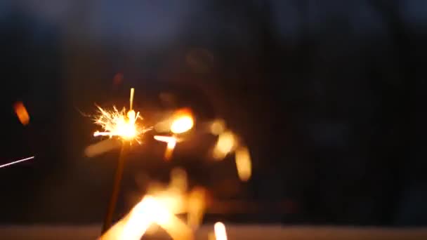 Wunderkerzen-Feuerwerk brennt am Fenster, Silvester- oder Weihnachtsbengallichter leuchten — Stockvideo