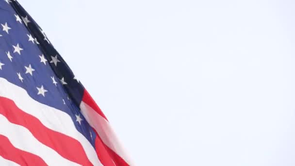 Bandiera americana che sventola nel vento, USA. Onde di simbolo nazionale in brezza sul pennone. — Video Stock