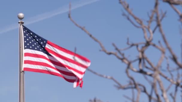 Bandiera americana che sventola nel vento, USA. Onde di simbolo nazionale in brezza sul pennone. — Video Stock