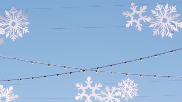 Copos de nieve de cartón artificial, decoración de la calle para Navidad y Feliz Año Nuevo. — Vídeos de Stock