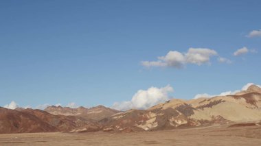 Ölüm Vadisi 'ne yolculuk, Artists Palette Drive, California USA. Otostop çekerek Amerika 'ya gitmek. Otoyol, renkli çıplak dağlar ve kurak iklim yabanı. Arabadan görüntü. Nevada 'ya yolculuk