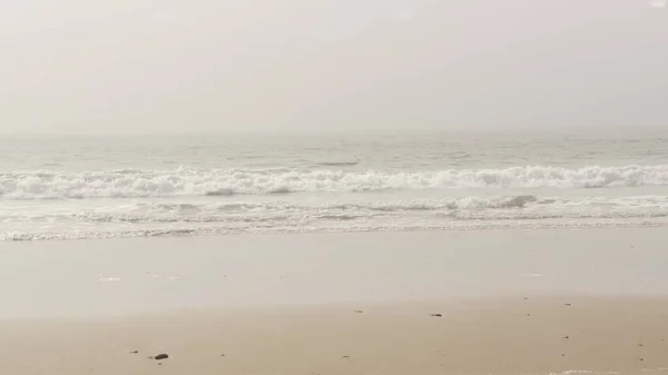 Sandiger nebliger Strand Kalifornien USA. Pazifikküste, dichter Nebel am Meeresufer. Wellen im brachialen Dunst. — Stockfoto