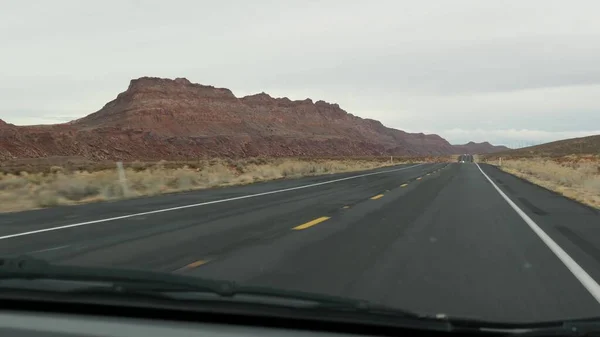 Výlet do Grand Canyonu, Arizona USA, jízda autem z Utahu. Trasa 89. Pěší turistika po Americe, místní cesta, divoký západ klidná atmosféra indiánských zemí. Dálnice pohled přes auto čelní sklo — Stock fotografie
