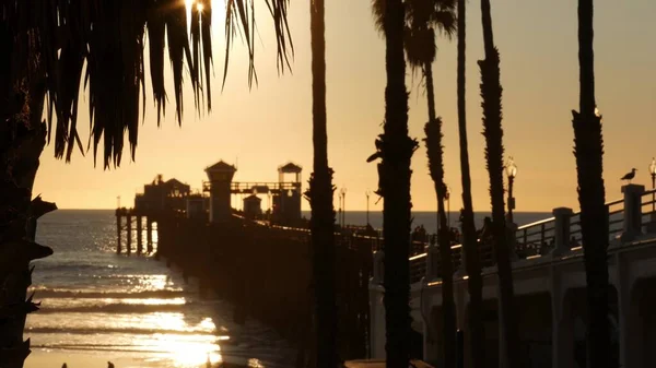 Άνθρωποι περπατούν σε ξύλινη προβλήτα, Καλιφόρνια ΗΠΑ. Oceanside παραθαλάσσιο τουριστικό θέρετρο διακοπών. — Φωτογραφία Αρχείου