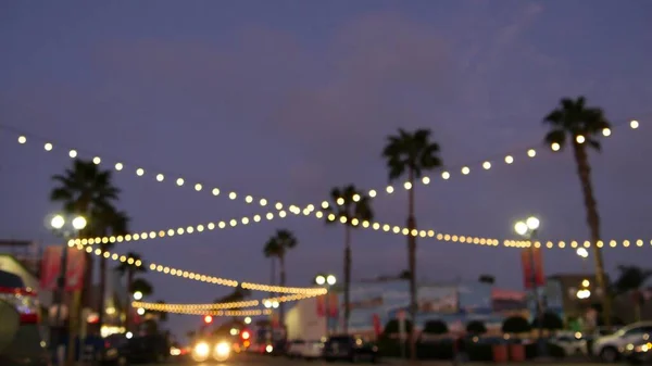 Elektrikli çelenkler, Kaliforniya 'da palmiye ağaçları. Sahil gün batımı, sahil alacakaranlığı gökyüzü. Los Angeles ışıkları. — Stok fotoğraf