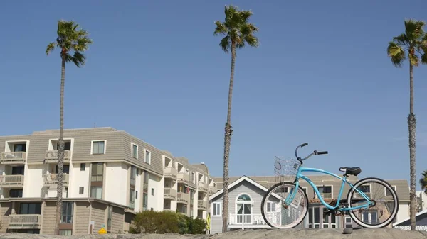 Bicicleta de crucero en bicicleta por la playa del océano, costa de California EE.UU.. Ciclo de verano, casas y palmeras. — Foto de Stock