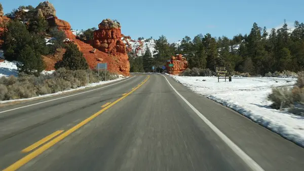 Roadtrip in den USA von Zion zum Bryce Canyon, Autofahren in Utah. Per Anhalter durch Amerika, Route 89 nach Dixie Forest. Winterreise, ruhige Atmosphäre und Schneeberge. Blick aus dem Auto — Stockfoto