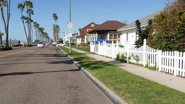 郊外の通り、カリフォルニア州の家。一般的な建物、ロサンゼルスの近くの住宅地. — ストック写真