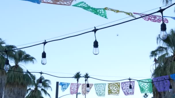 Panji picado berlubang Meksiko, bendera festival, karangan bunga tisu kertas. — Stok Video