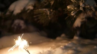 Havai fişekler yanıyor, kardaki Noel ağacı, yeni yıl ya da Xmas Bengal ışığı