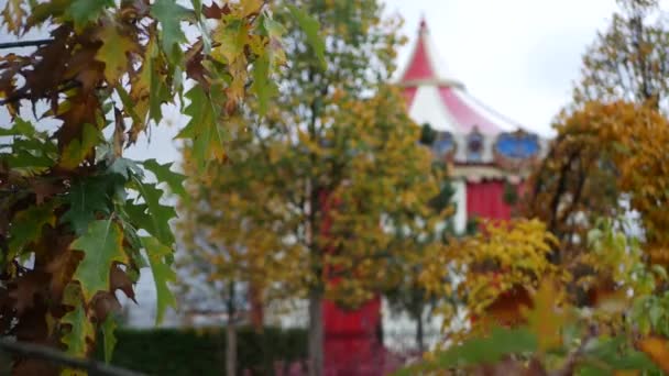 秋天公园里的老式旋转木马、复古马戏团或旋转木马帐篷. — 图库视频影像