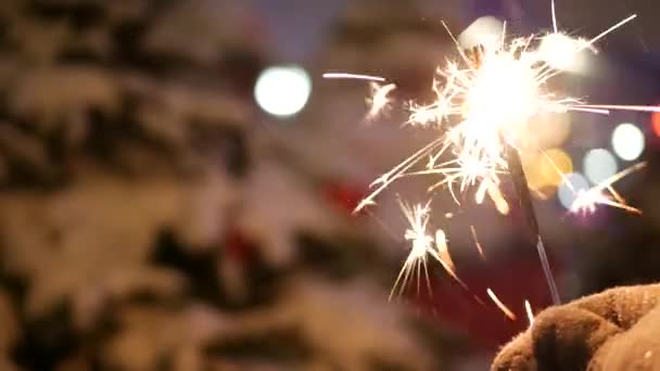 Сверкающий фейерверк, рождественская елка в снегу, Новый год или Рождество бенгальский свет — стоковое видео