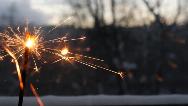 Fuegos artificiales chispeantes ardiendo en la ventana, Año Nuevo o Navidad luces de bengala brillantes — Vídeos de Stock