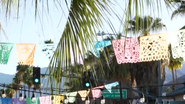 Banner de papel picado perfurado mexicano, bandeiras do festival, guirlanda de tecido de papel. — Vídeo de Stock