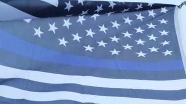 Mavi çizgili ya da çizgili siyah beyaz Amerikan monokrom bayrağı, polis desteği.