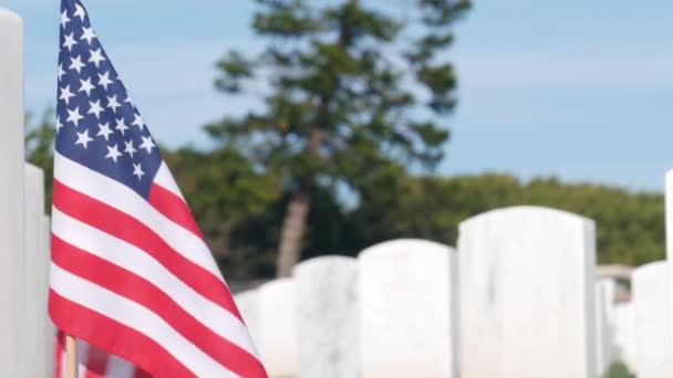 Pierres tombales et drapeau américain, cimetière militaire national aux États-Unis. — Video