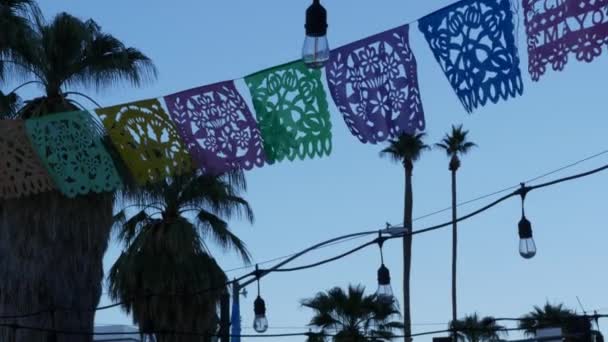 Meksika delikli papel picado bayrağı, festival bayrakları, kağıt mendil çelengi. — Stok video