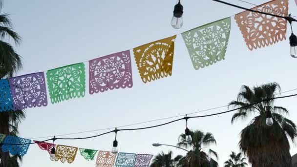 Meksika delikli papel picado bayrağı, festival bayrakları, kağıt mendil çelengi. — Stok video